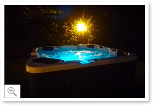 Vasca idromassaggio Fly da esterno di sera con luce colorata - immagine 3