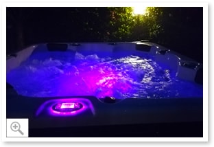 Vasca idromassaggio Fly da esterno di sera con luce colorata - immagine 4